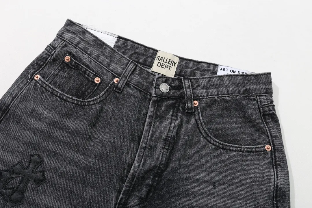 P230 model number: D218 GALLERY DEPT & Chrome hearts. Spliced cross loose washed flared jeans to truly restore the ultimate vintage texture. The original hardware accessories, washed and other elevators, QR code analysis are all purchased from the original factory, with high degree of restoration. You are welcome to compare the products~ Three-dimensional version, loose and comfortable, not picky about the figure, taller and slimmer, factory Seiko, original quality control, same style for men and women, can be matched with couples, versatile recommendation, must-have jeans for all seasons Trendy people have been disappointed. From the quality selection of fabrics, the tailoring of details, and the matching of patterns, everything is impeccable! The upper body is so handsome when worn...it can be easily worn by men, women and children! The craftsmanship uses heavy-duty washed pure cotton denim fabric. After washing, it is soft and thick. It is very stylish when worn on the body. Size: 28, 30, 32, 34, 36 (S-XXL) Color: Stitching